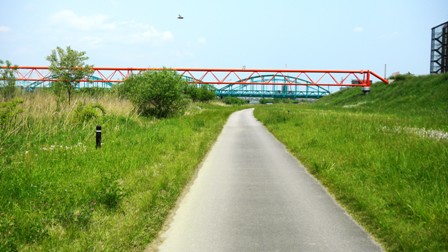 023神通川自転車道・青い橋は神通大橋.JPG