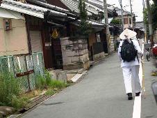 上ツ道を西に向かへり夏遍路.jpg