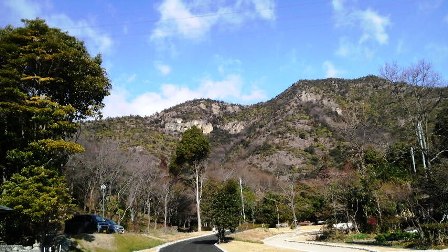 024鹿島神社から鷹の巣岩を望む(小).jpg