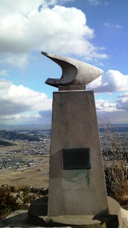 003高御位山頂上・飛翔の碑.JPG