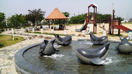 日下公園のクジラ.JPG