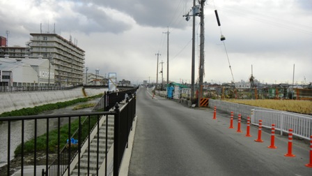 恩智川沿いの道 (2).JPG