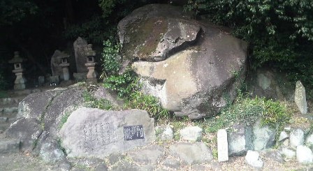 犬養万葉歌碑（遠景）.JPG