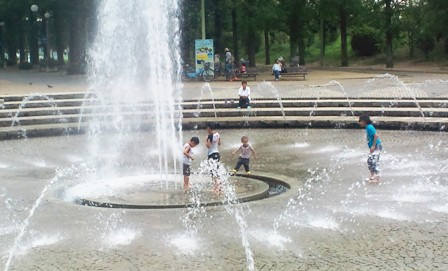 鶴見緑地・噴水で遊ぶ子ら (2).jpg