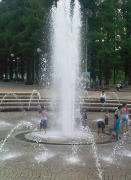 鶴見緑地・噴水で遊ぶ子ら.jpg
