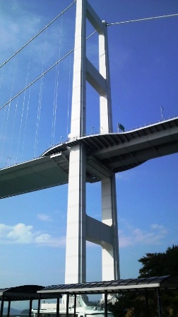 029馬島から見上げる来島海峡大橋.jpg