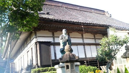 根本寺（本堂と日蓮像）.JPG