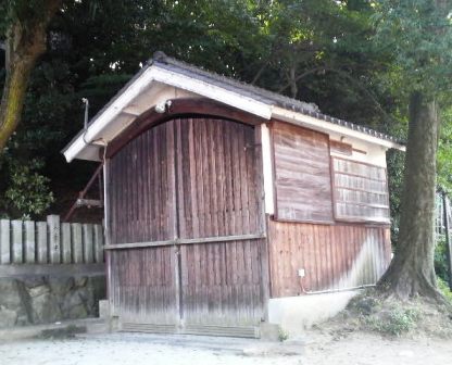 石神社・太鼓台格納庫.JPG