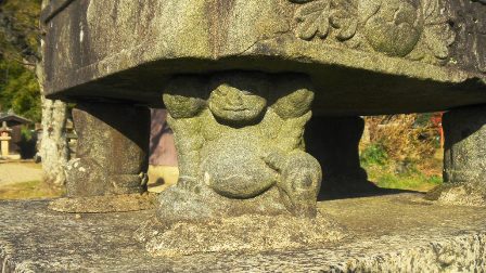037十二柱神社狛犬台座.JPG