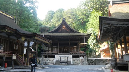 09日吉大社・東本宮拝殿、左・樹下神社.JPG