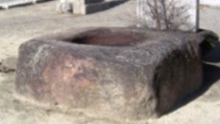 西郡廃寺塔心礎の手水鉢.jpg