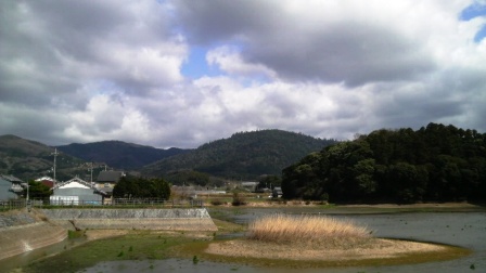 箸墓古墳から、穴師山、弓月が嶽、三輪山（左から）を望む。.JPG