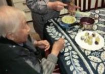 20101231茶巾絞りを手伝う母