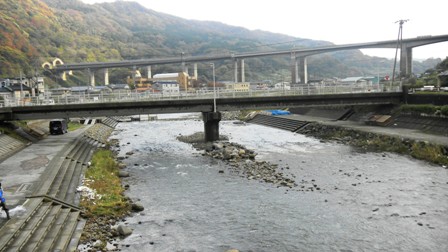 49久比岐自転車道・川 b.JPG