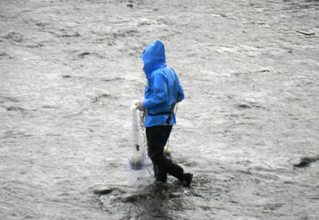 50久比岐自転車道・川（鮭を獲る人）b.JPG
