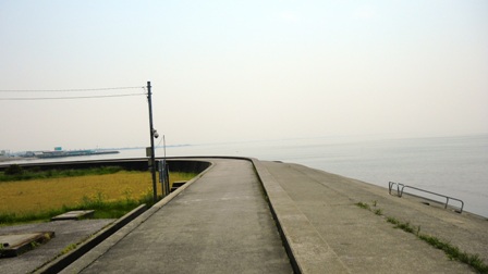 蜃気楼ロード脇の突堤の道.JPG