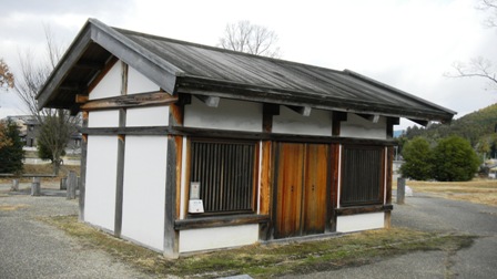 30人麻呂公園・掘立小屋(飛鳥時代）.JPG