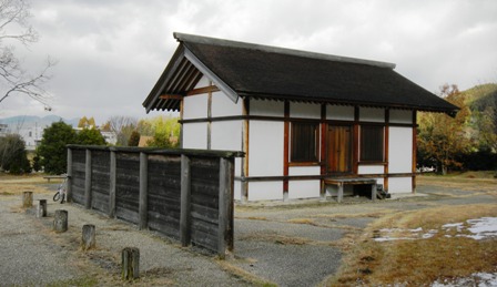 31人麻呂公園・復原建物（飛鳥時代）.JPG