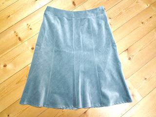 ブルーグレーのスカート