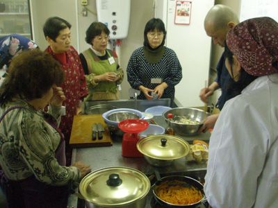 この道○十年の料理プロである古ギャルに取り囲まれて.