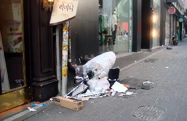 きれいなお店の前でも