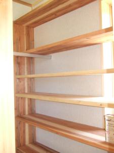 杉板の玄関収納棚