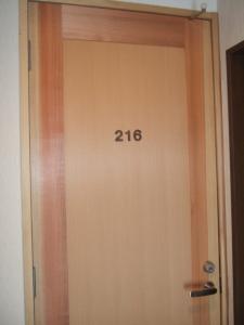 216入り口木のドア
