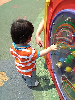 遊具で遊ぶ一樹