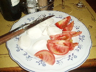 とモッツアレラチーズのサラダ