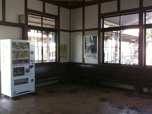 岩舟駅待合室