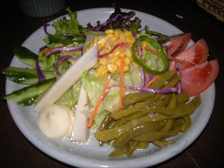 サボテン入りのシンプルな野菜サラダ