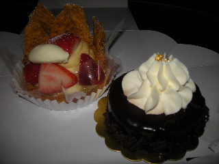 ミッレフォーリエ＆イタリアンザッハトルテ　軽い生クリームとともに