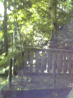 源頼朝墓3.jpg