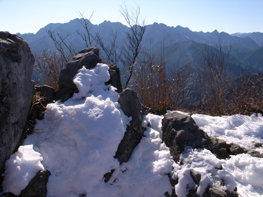 二子山西岳山頂から両神