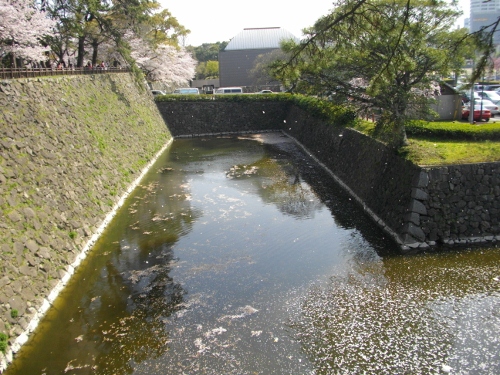 小倉城水堀 (500x375).jpg