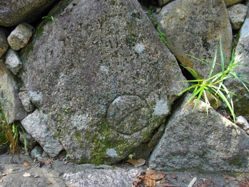 亀居城石垣石刻印 (500x375).jpg