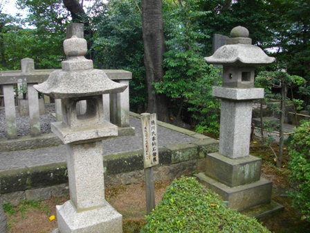 松陰神社徳川氏奉納灯篭.JPG