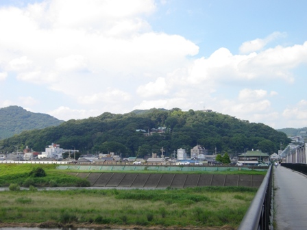 渡良瀬橋より織姫神社.JPG