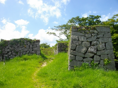 津和野城三の丸虎口 (500x375).jpg