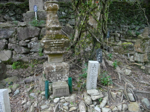 大寧寺上杉憲実墓所 (500x375).jpg