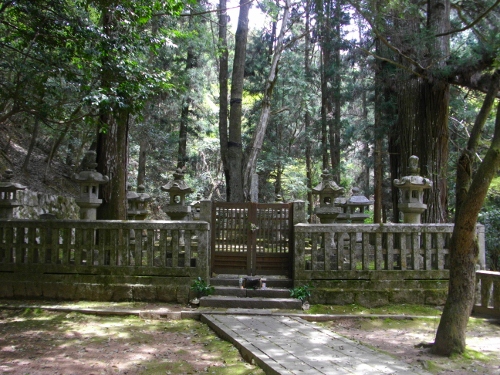 吉田郡山城毛利元就墓所 (500x375).jpg