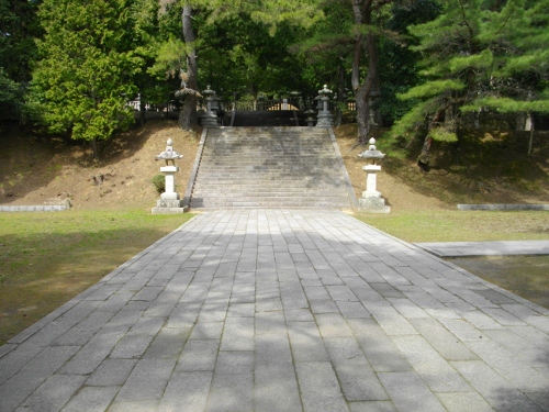 瑠璃光寺毛利家墓所石畳 (500x375).jpg