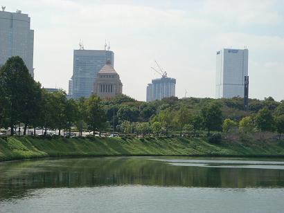 江戸城桜田濠と国会議事堂.JPG