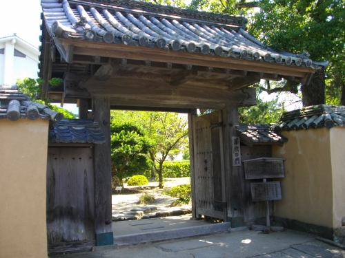 杵築城藩校門 (500x375).jpg