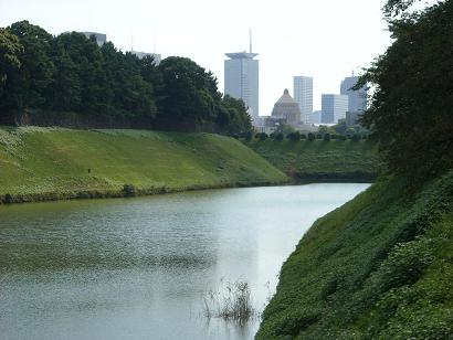 江戸城半蔵濠から国会議事堂.JPG