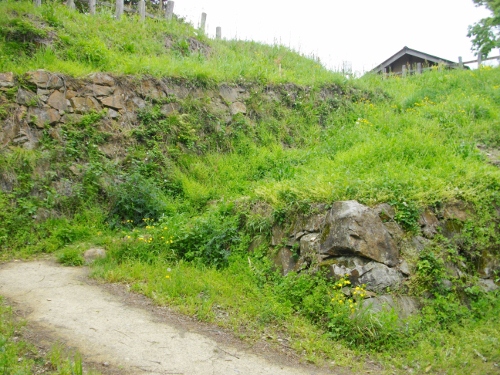月山富田城二の丸虎口 (500x375).jpg
