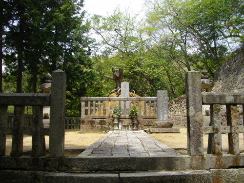 吉田郡山城毛利隆元墓所 (500x375).jpg