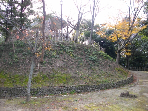 湯築城本丸土塁 (500x375).jpg