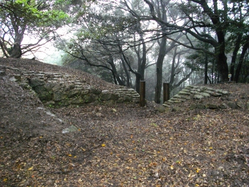 益富城二の丸枡形虎口 (500x375).jpg