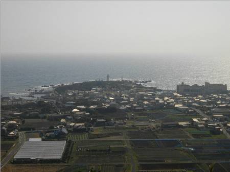 白浜城より野島崎灯台.JPG